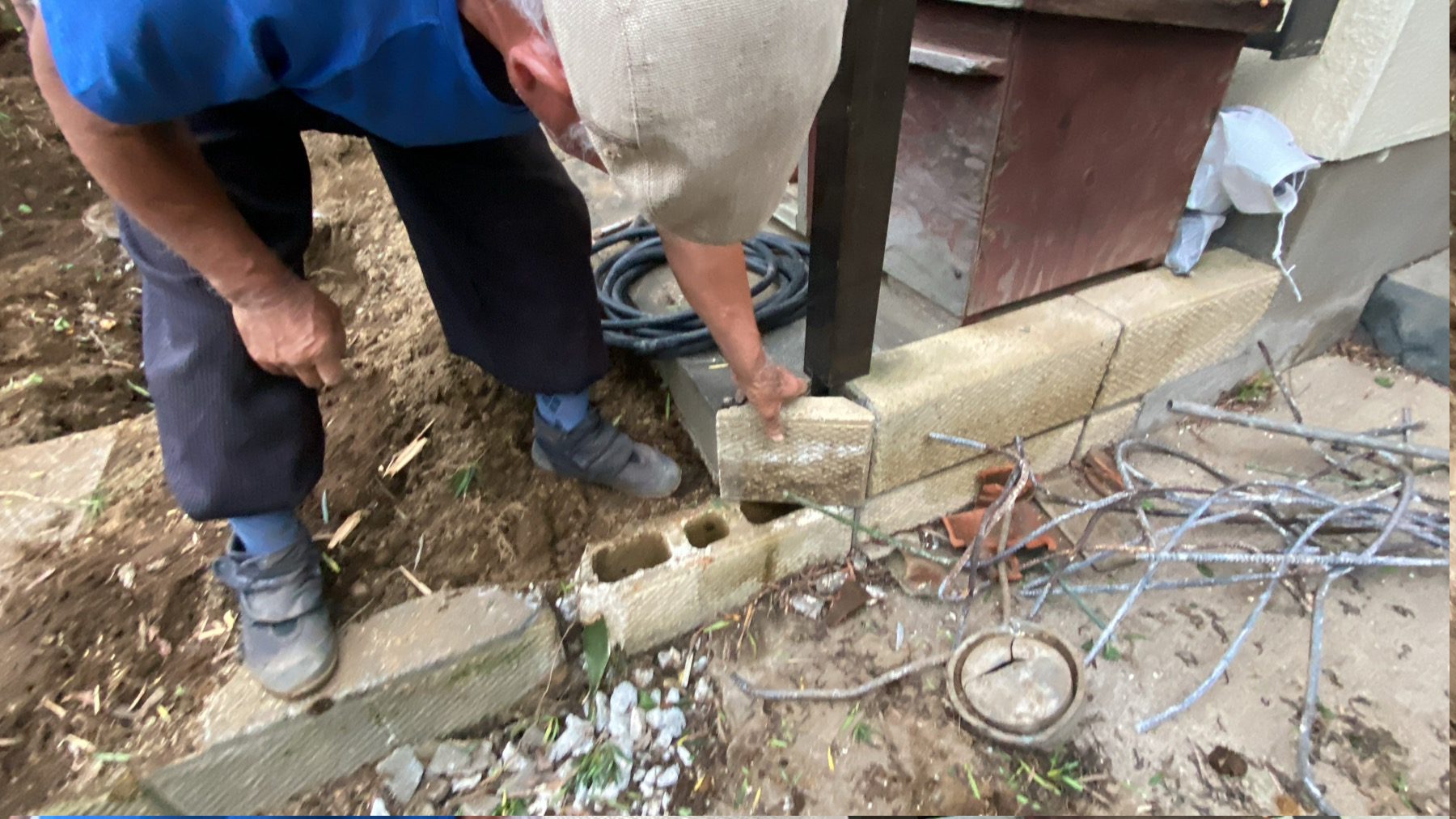 建物の基礎まわりを整備する作業の様子